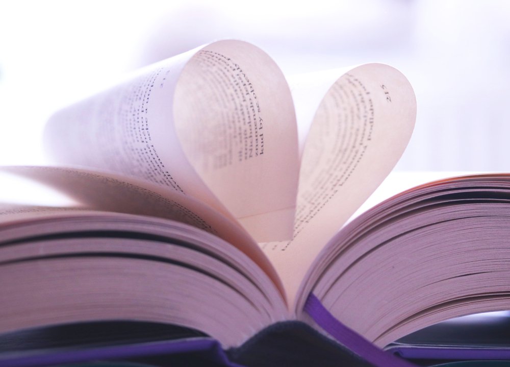 Buch mit Herz (c) Pixabay.com/Katerina Vulcova
