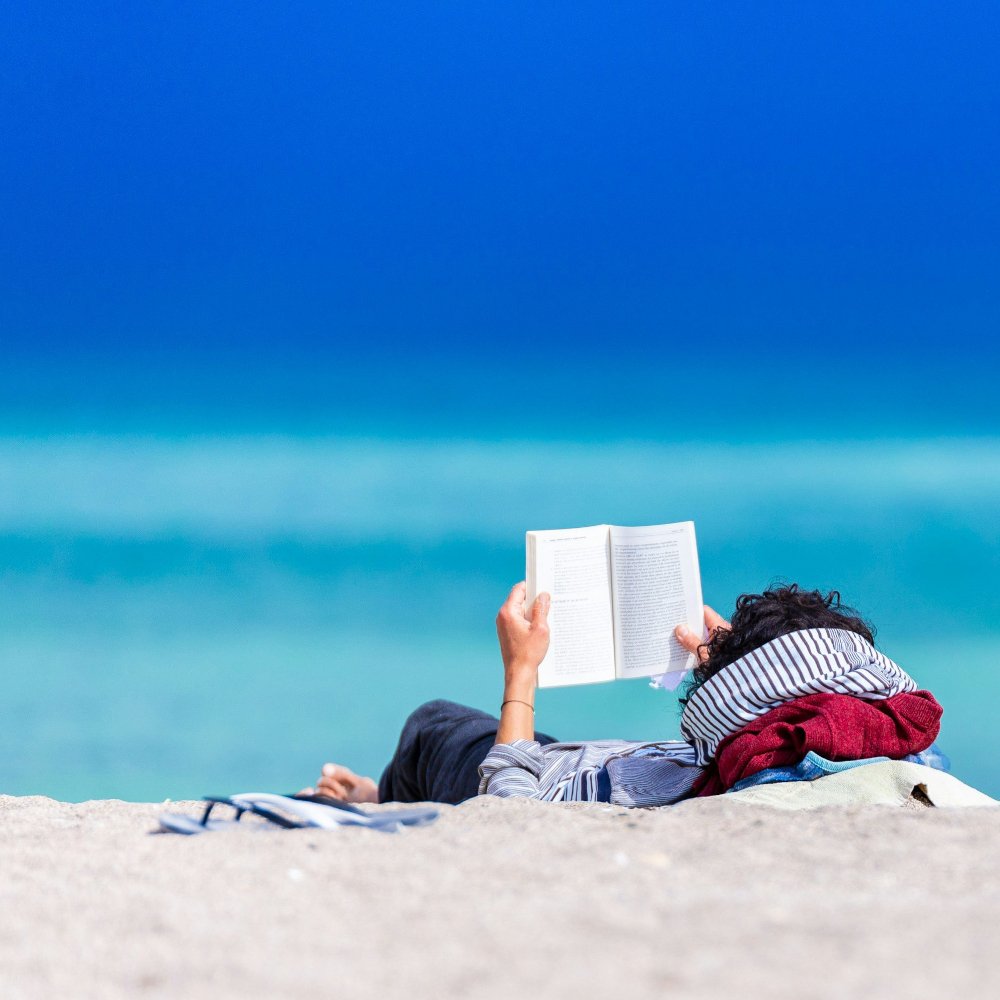 Lesen am Strand (Quadrat) (c) Unsplash.com/Dan Dumitriu