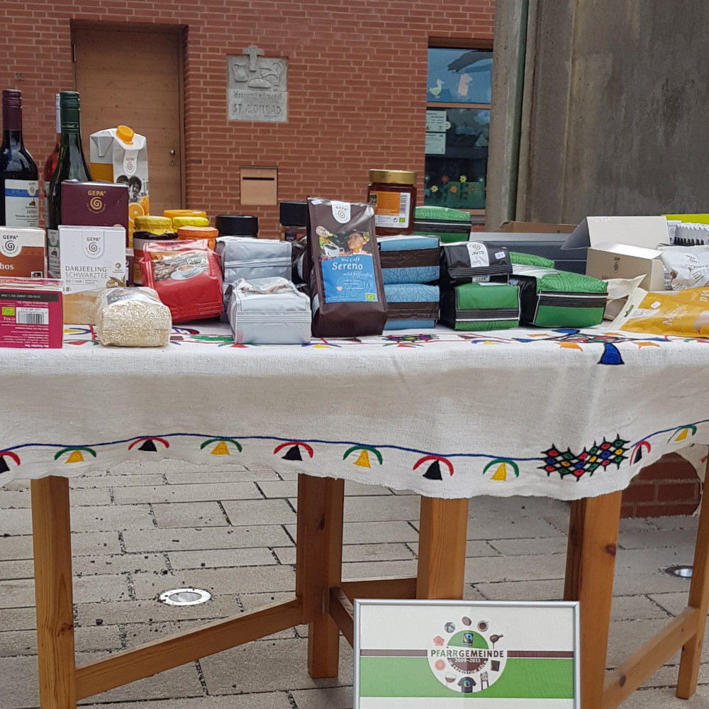 Eine-Welt-Stand des Arbeitskreises „Frieden - Entwicklung - Mission“ (Quadrat) (c) M. Stark