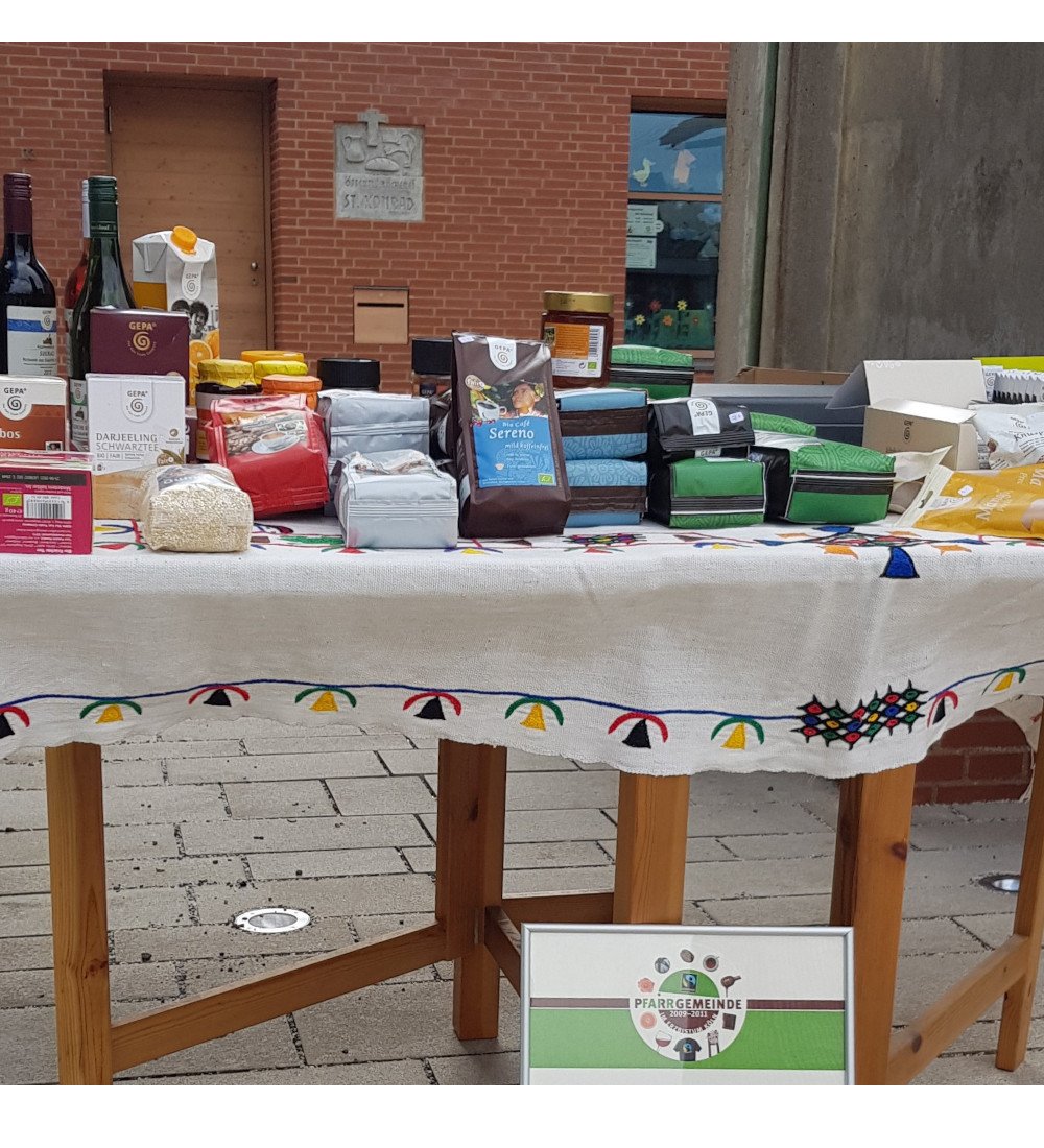 Eine-Welt-Stand des Arbeitskreises „Frieden - Entwicklung - Mission“ (Rand) (c) M. Stark