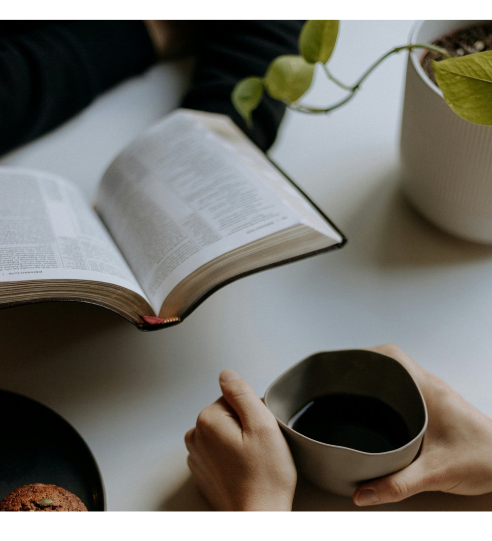 Bibel und Kaffee (Rand) (c) Unsplash.com/Priscilla Du Preez