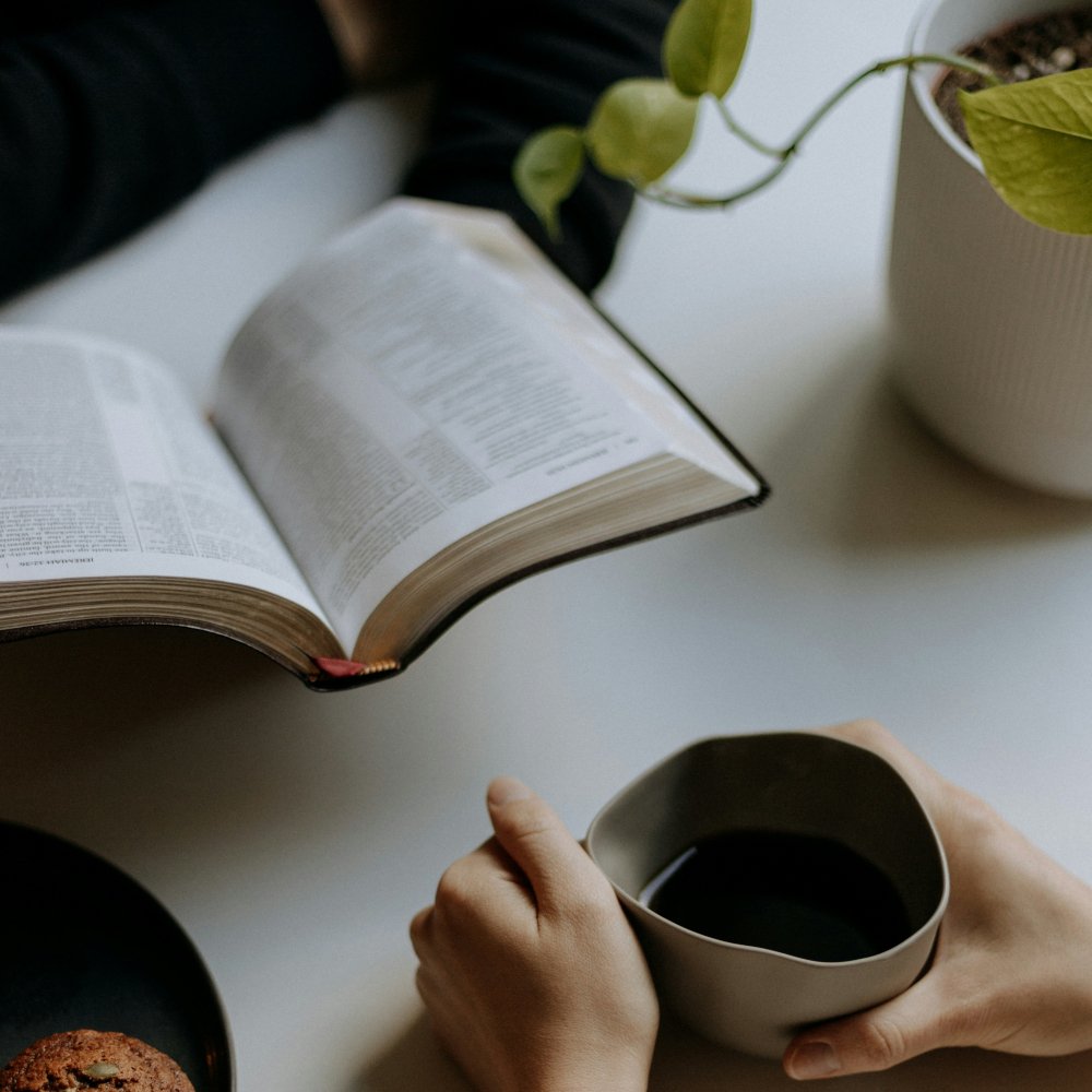 Bibel und Kaffee (c) Unsplash.com/Priscilla Du Preez