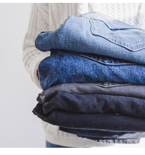 Kleiderspende (Rand) (c) Unsplash.com/Maude Frédérique Lavoie